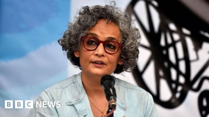 Arundhati Roy memenangkan PEN Pinter Award untuk 'suara yang kuat'

