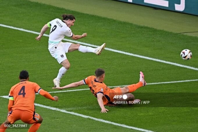 Aksi Marcel Sabitzer saat menjebol gawang Belanda, sekaligus membawa Austria lolos sebagai juara Grup D-Foto AFP