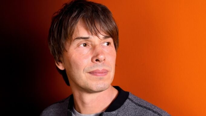 Brian Cox: "'Things Can Only Get Better' sekarang menjadi lagu protes. Luar biasa!"

