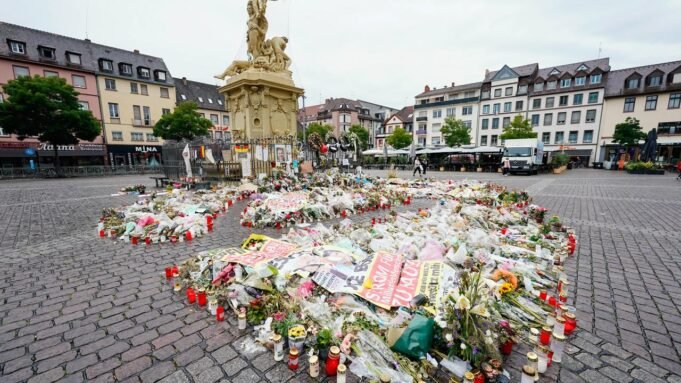 Baden-Württemberg, Mannheim: Kerzen und Blumen liegen am Maktplatz an der Trauerstelle für den getöteten Polizisten.