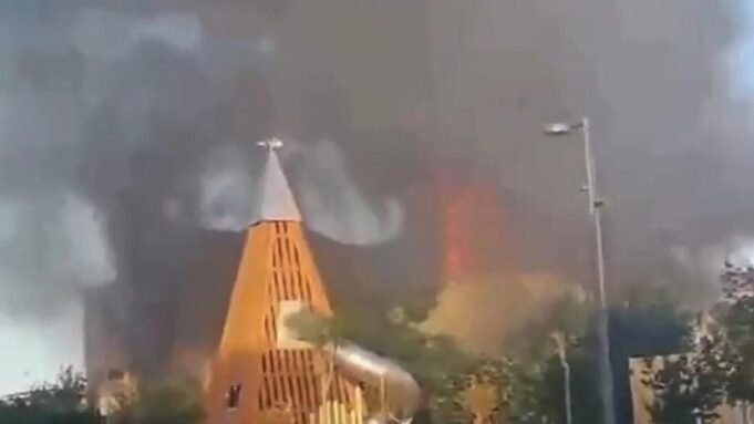 Flammen schlagen aus einer Synagoge in der russischen Teilrepublik Dagestan