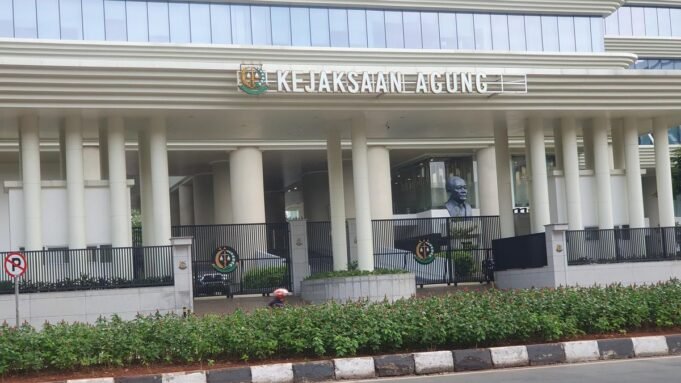 Detik-Detik Anggota DPR Ujang Iskandar Diciduk Kejagung di Bandara Soetta

