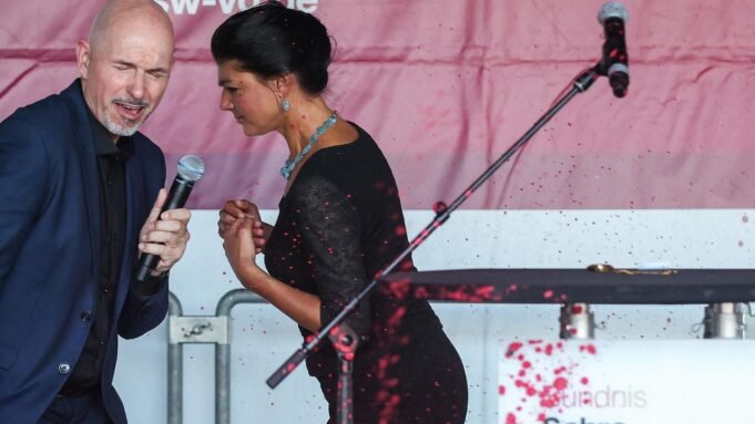 29.08.2024, Thüringen, Erfurt: Sarah Wagenknecht mit Farbtropfern auf der Kleidung nach einer Farbbeutelattacke.