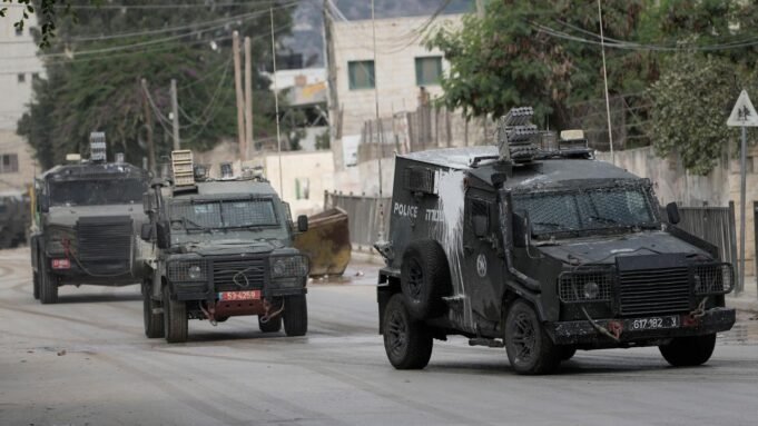 Israelische Panzerfahrzeuge bewegen sich auf einer Straße während einer Militäroperation im Westjordanland. 