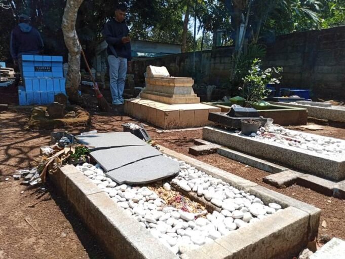 Belasan Nisan Makam di Ambarawa Dirusak Orang Tak Dikenal

