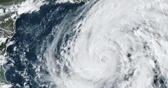 El huracan Helene empapapartes de mexico mientras avanza hacia florida

