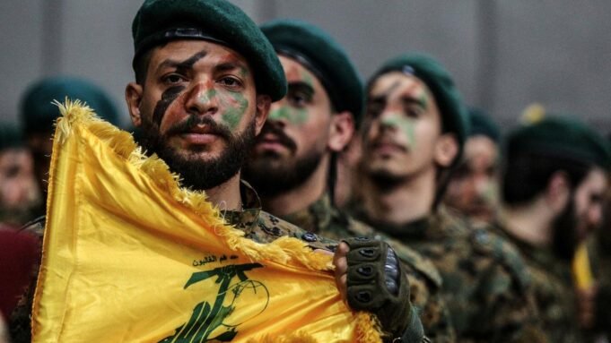 Pro-iranische Hisbollah-Kämpfer zeigen sich bei einer Parade bei der Feier am Internationalen Tag von Al-Kuds in einem südlichen Vorort von Beiru