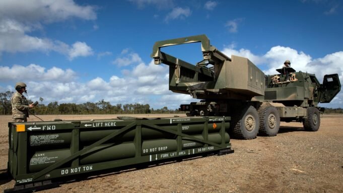 Vorbereitung der Verladung des taktischen Raketensystems der Armee (ATACMS) auf das hochmobile Artillerieraketensystem (HIMARS).