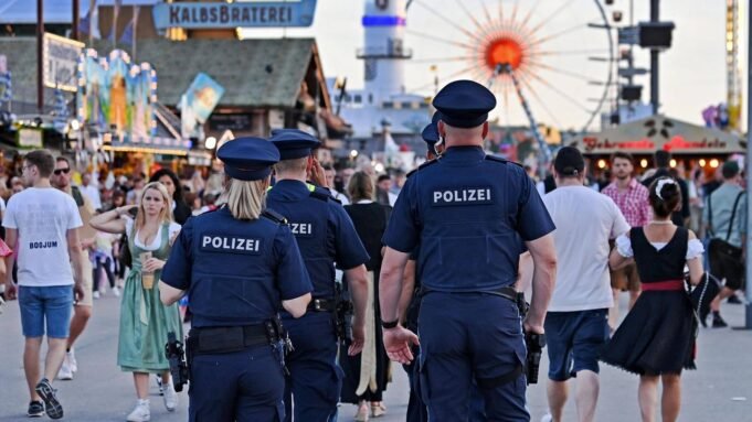 Archiv: Oktoberfest 2023 am 19.09.2023. Festgelaende - Polizisten patroulieren 