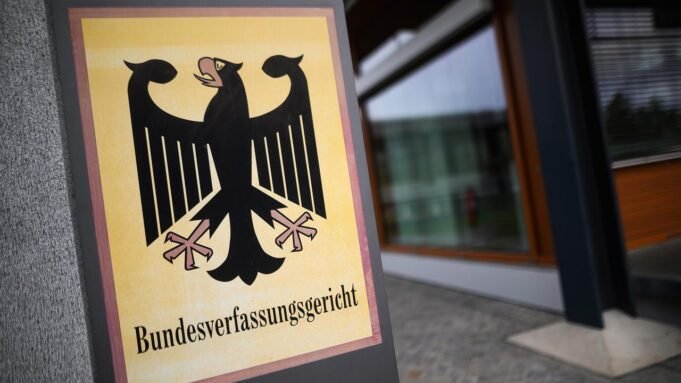 Ein Hinweisschild mit dem Bundesadler und dem Schriftzug "Bundesverfassungsgericht" steht vor dem Gerich in Karlsruhe