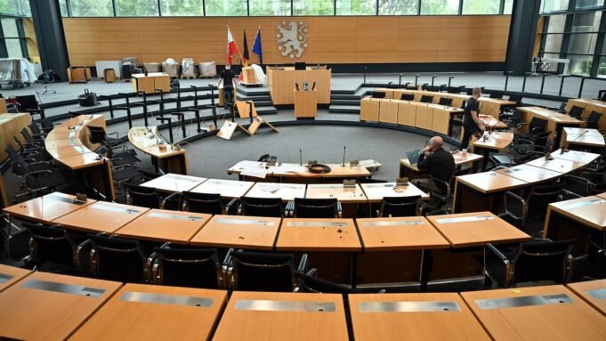 Thüringen, Erfurt: Handwerker arbeiten im Plenarsaal des Landtags, wo am 26. September die konstituierende Sitzung des 8. Thüringer Landtags stattfinden soll.