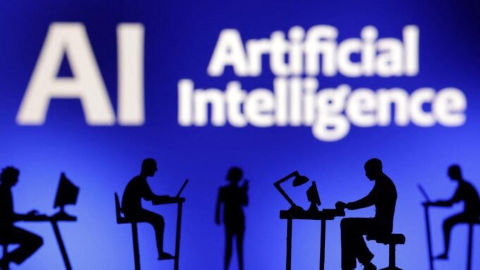 Silhouetten von Menschen an Computern und mit Smartphones sind vor einem blauen Hintergrund un dder Aufschrift "Artificial Intelligence AI" zu sehen.