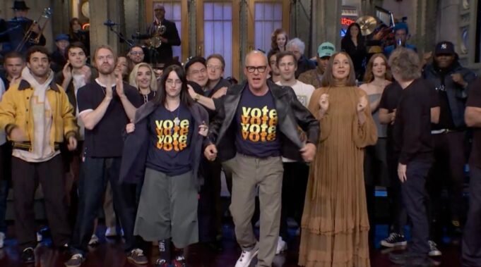 Billie Eilish bergabung dengan Michael Keaton dalam mendesak pemirsa 'Saturday Night Live' untuk memilih

