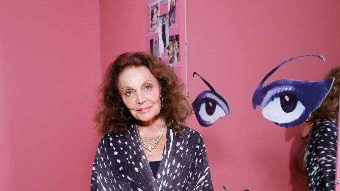 Diane von Furstenberg mengungkapkan bagaimana dia menciptakan pakaian yang sangat praktis dari kopernya

