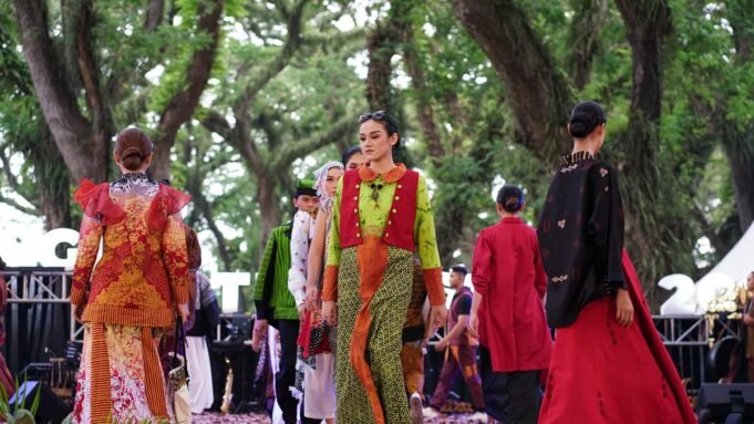 Festival Batik Banyuwangi Pamerkan Beragam Desain Motif Jenon di Hutan Djawatan

