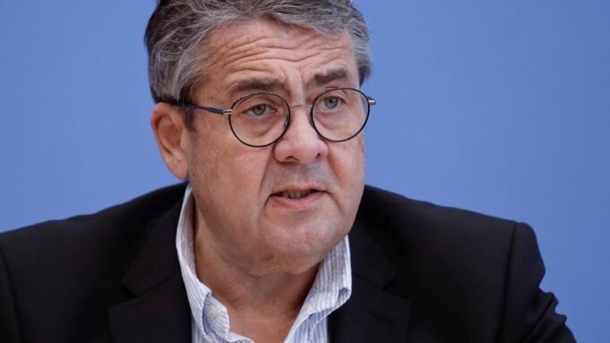 Gabriel fordert Schulden-Aufnahme, um "abwehrbereit" zu sein

