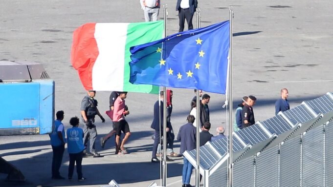 Italia: Flüchtlinge dürfen nicht dalam bahasa Albanien bleiben

