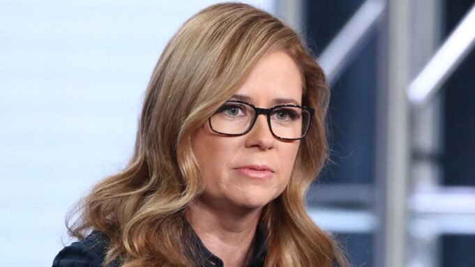 Jenna Fischer tentang 'momen pencukuran kepala yang besar' selama diagnosis kanker payudara dan dukungan dari Christina Applegate dan Angela Kinsey

