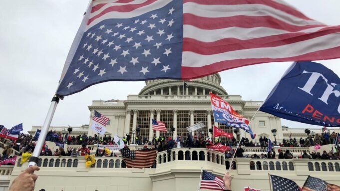 Menyerbu Capitol: Trump-Anhänger über den 6 Januari 2021

