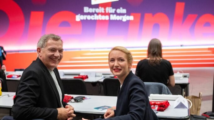  Die Publizistin Ines Schwerdtner und der frühere Bundestagsabgeordnete Jan van Aken nehmen am Bundesparteitag der Partei Die Linke in Halle/Saale teil.