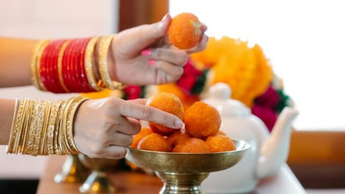 Selamat Sargi! Karwa Chauth 2024, Anda Bisa Menambahkan 5 Manisan India Ini ke Sargi Thali Anda

