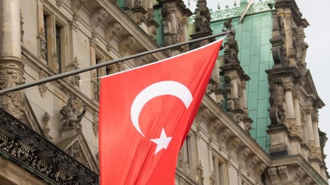 Eine türkische Flagge weht im Wind. Symbolbild