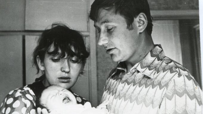 Anatoli und Ljudmila Nawalny mit ihrem neugeborenen Sohn Alexej, 1976