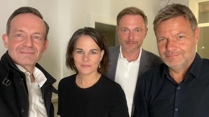 FDP-Chef Christian Lindner und FDP-Generalsekretär Volker Wissing auf einem Selfie mit den Grünen-Parteichefs Annalena Baerbock und Robert Habeck