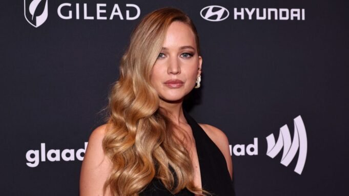 Keluarga Jennifer Lawrence 'mendorong' dia untuk tidak membiarkan Taliban menjadi dokter

