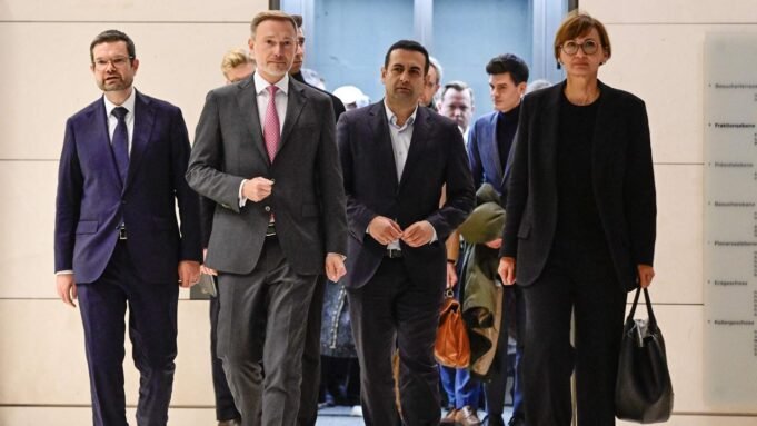 FDP-Chef Christian Lindner läuft mit seinen Parteikollegen zu einer Pressekonferenz im Reichstag.