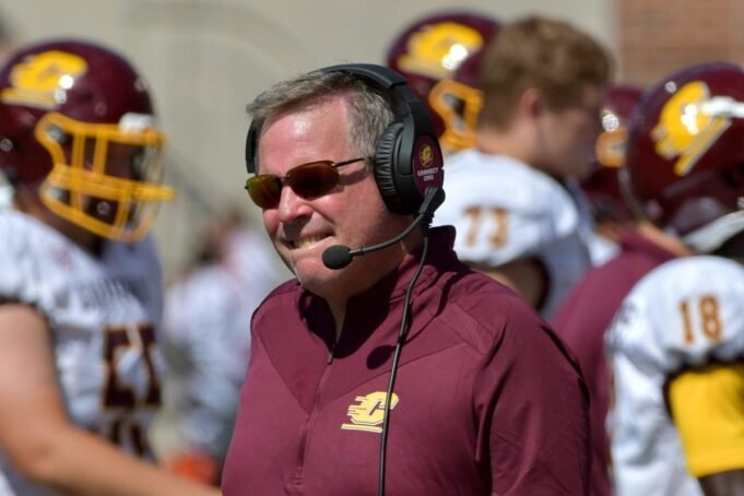 Pelatih Central Michigan Jim McElwain akan pensiun setelah musim 2024

