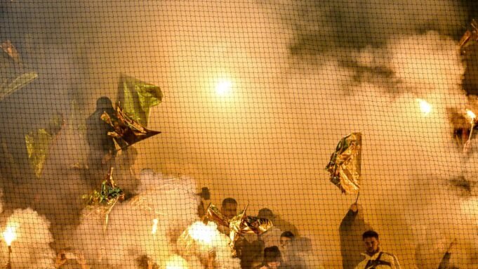 Fans von Maccabi Tel Aviv, während des Spiels Ajax - Maccabi Tel Aviv in der Johan Cruijff ArenA für die UEFA Europa League - Ligaphase - Spieltag 4 der Saison 2024-2025 in Amsterdam, Niederlande am 7. 11. 2024,