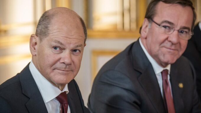 Archiv: Olaf Scholz und Boris Pistorius (r) am 22.01.2023