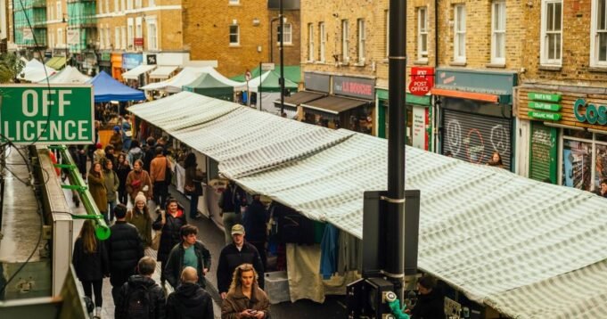 Seorang pria 'mencipratkan pemutih' di dekat pasar yang sibuk di London timur Berita Inggris

