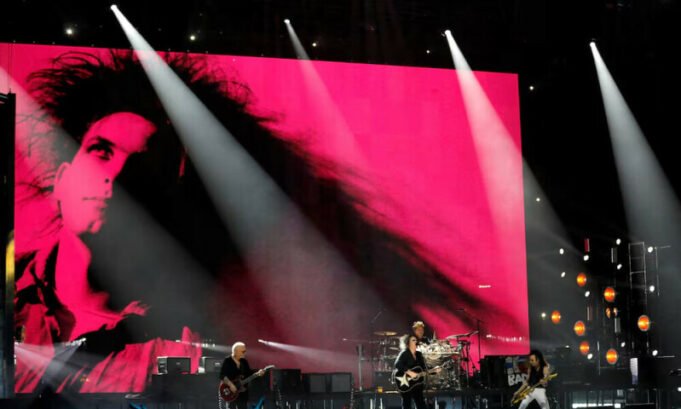 The Cure kembali ke puncak tangga lagu Inggris setelah 32 tahun - Life & Style

